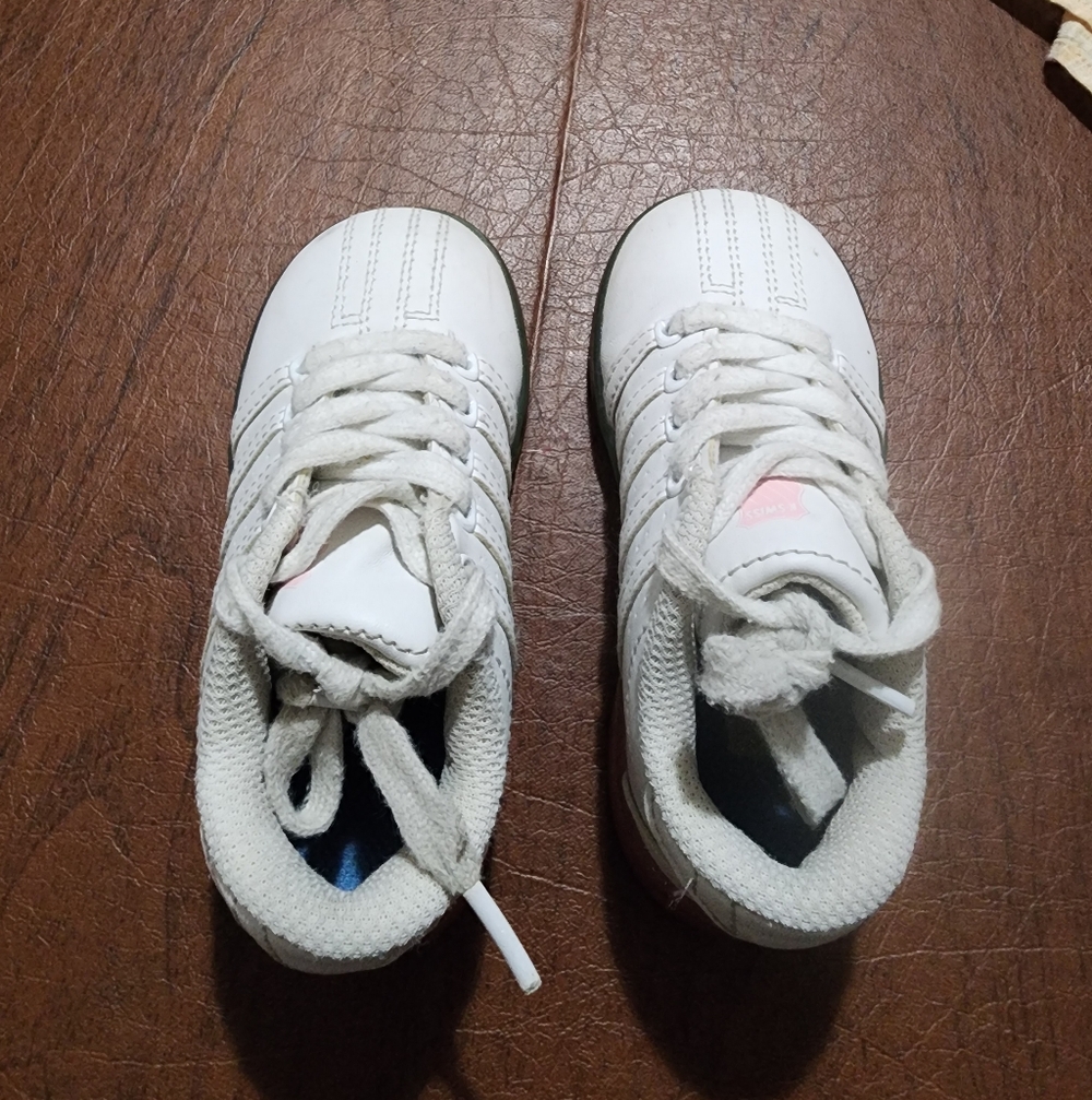 K-Swiss Kids White Sneakers with Pink Accent - Picture 5 of 8